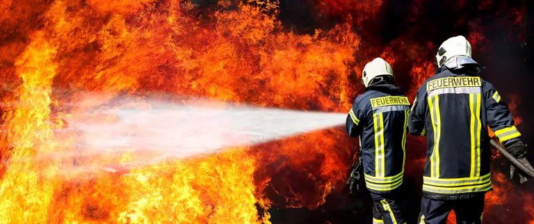 Beamte der Feuerwehr bei einem Brannt