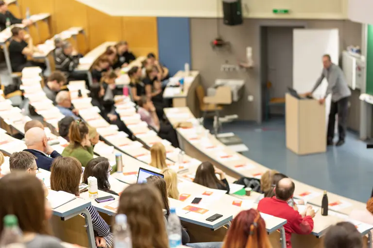 Professor spricht vor Studenten an der Hochschule